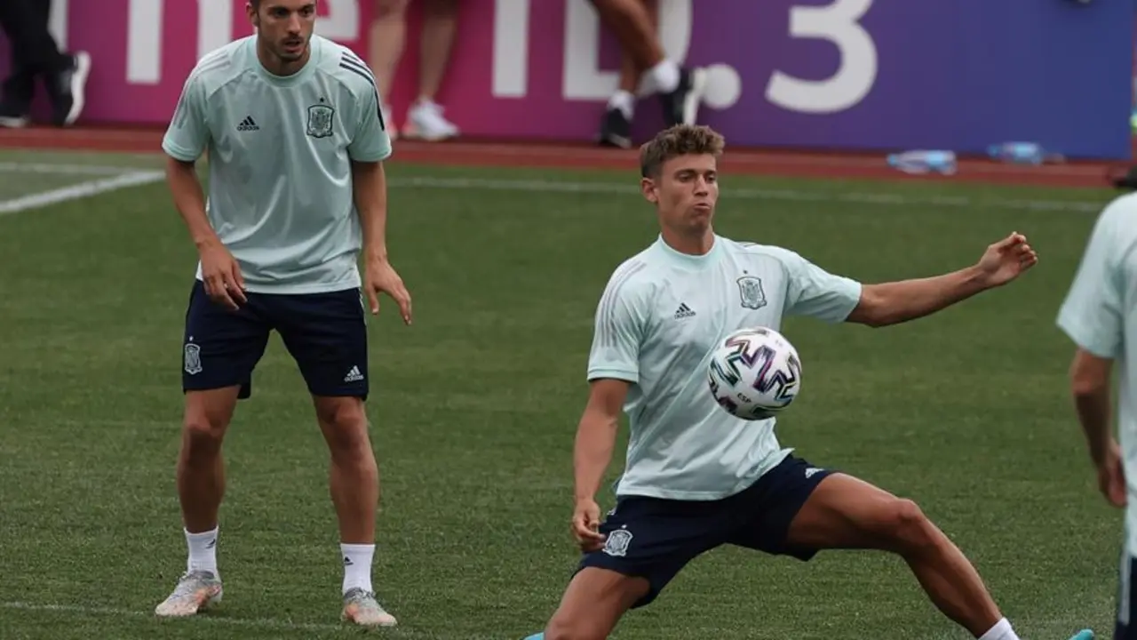 Los centrocampistas de la selecci&oacute;n espa&ntilde;ola Pablo Sarabia (i) y Marcos Llorente (d) durante el entrenamiento de este jueves en San Petersburgo (Rusia), en la v&iacute;spera del encuentro de cuartos de final de la Eurocopa 2020 ante Suiza. EFE/Kiko Huesca