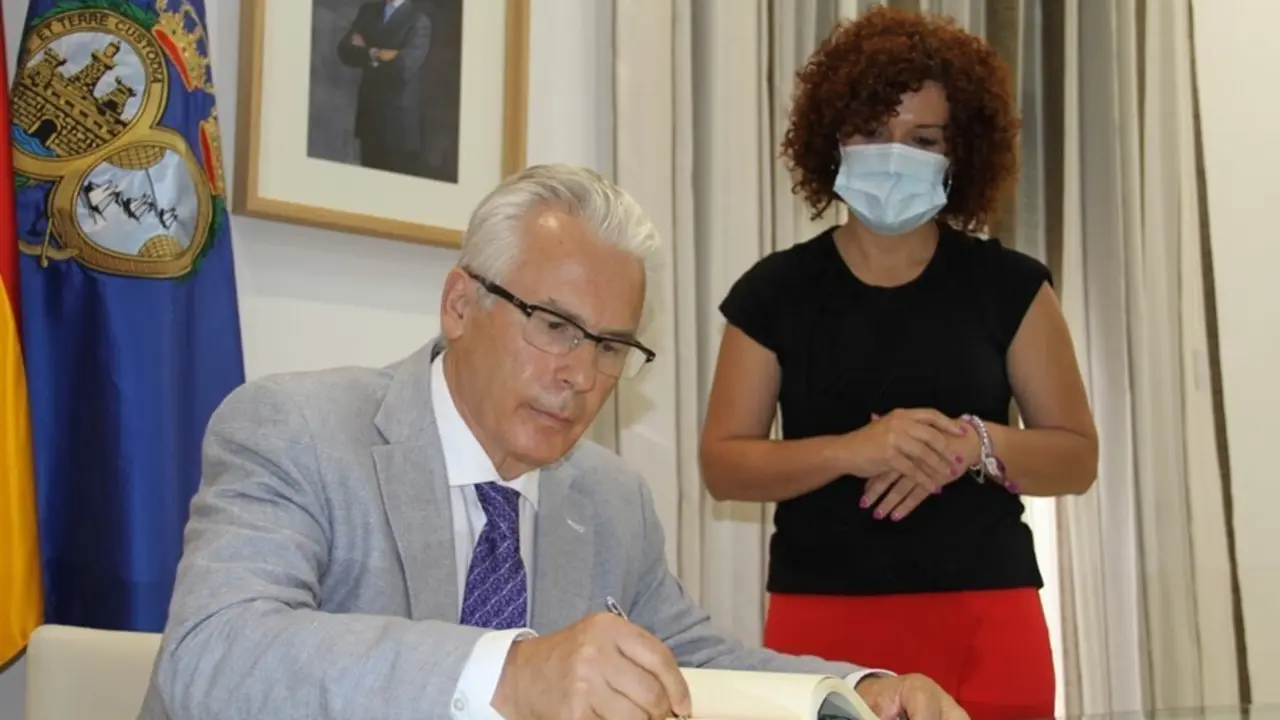 La presidenta de la Diputaci&oacute;n de Huelva, Mar&iacute;a Eugenia Lim&oacute;n, ha recibido en su despacho al exjuez Baltasar Garz&oacute;n.