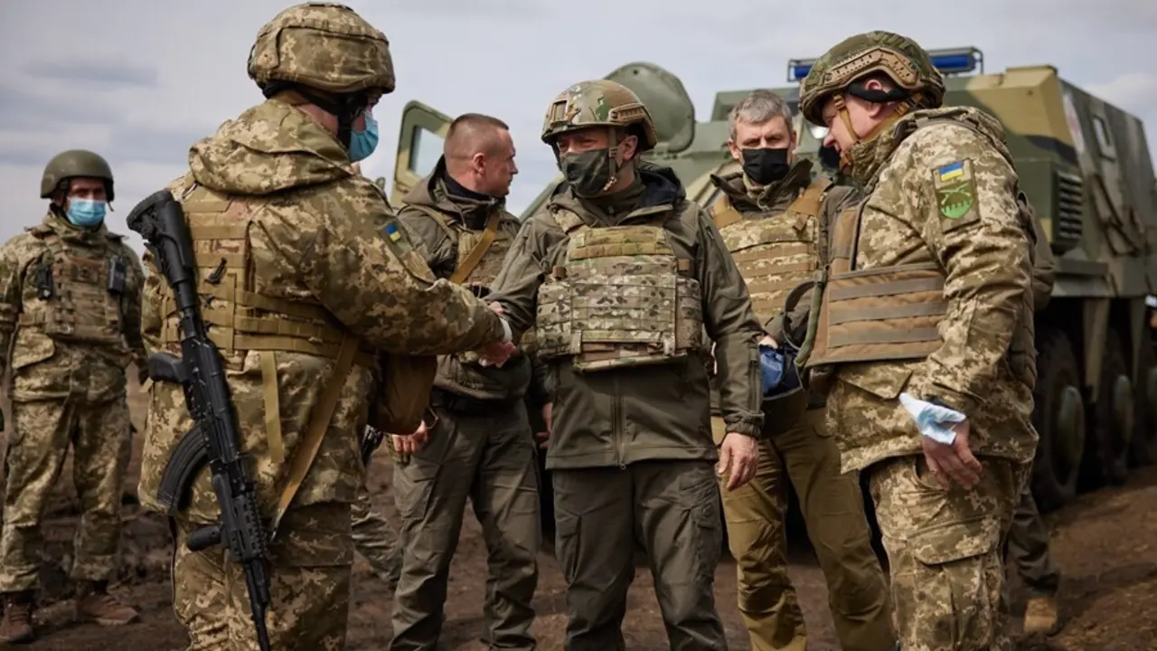 Archivo - Volodimir Zelenski visita el frente de combate en el este de Ucrania
