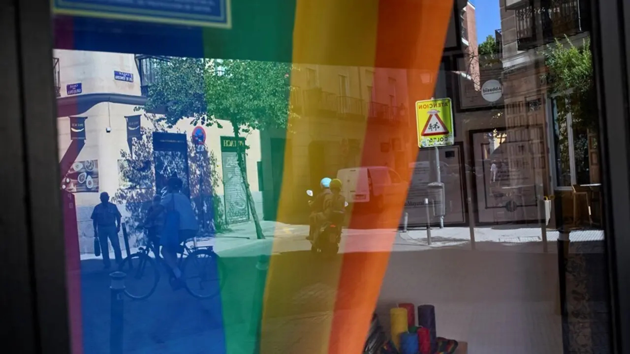Bandera LGTBI en un escaparate del barrio de Chueca durante la celebraci&oacute;n del D&iacute;a Internacional del Orgullo LGTBI