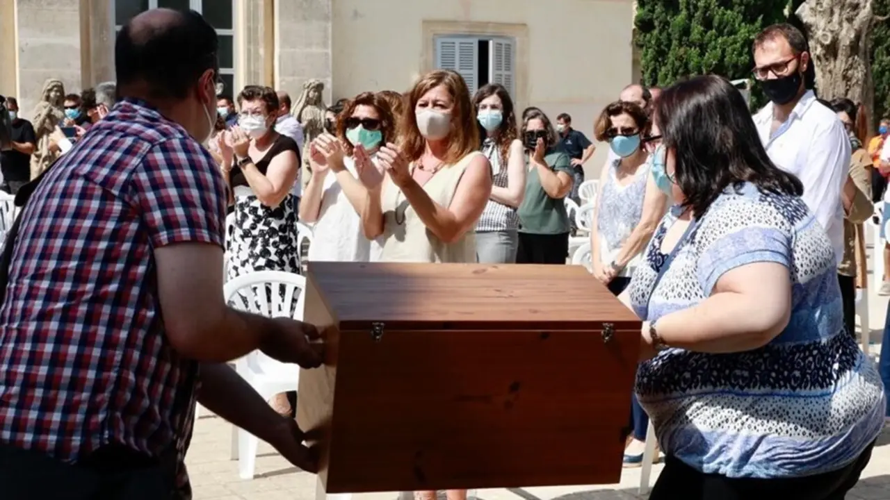 La presidenta del Govern, Francina Armengol, asiste al acto de entrega de los restos mortales de las v&iacute;ctimas del franquismo identificados en Manacor, en el cementerio municipal de Son Coletes.