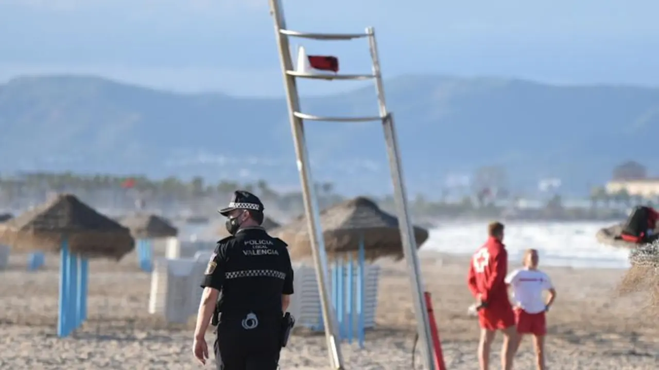 Un agente de la Polic&iacute;a Local en la playa de la Malvarrosa de Val&egrave;ncia, en una imagen de archivo