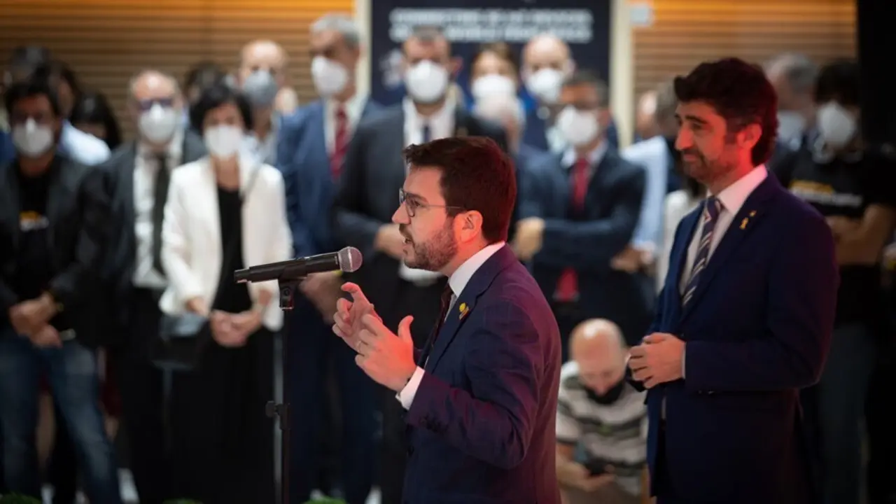 El presidente de la Generalitat, Pere Aragon&egrave;s (i), interviene durante su visita al stand de Catalu&ntilde;a en la primera jornada de la XIV edici&oacute;n del Mobile World Congress (MWC 2021) en el recinto Gran Via de Fira de Barcelona, en L'Hospitalet de Llobregat, B