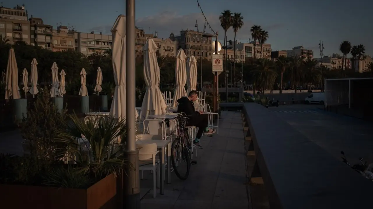 Archivo - Un hombre en la terraza de un bar en Barcelona