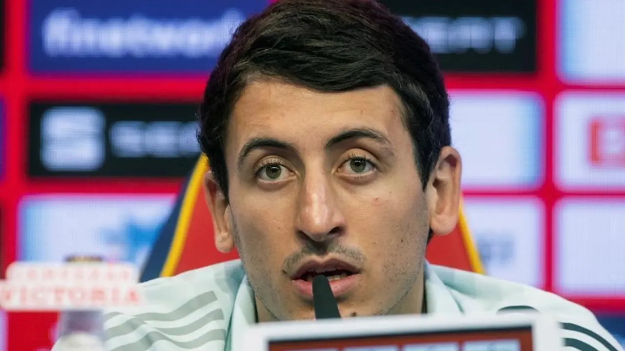 El futbolista de la selecci&oacute;n espa&ntilde;ola Mikel Oyarzabal da una rueda de prensa en la Ciudad del F&uacute;tbol de Las Rozas, este domingo. EFE/Rodrigo Jim&eacute;nez