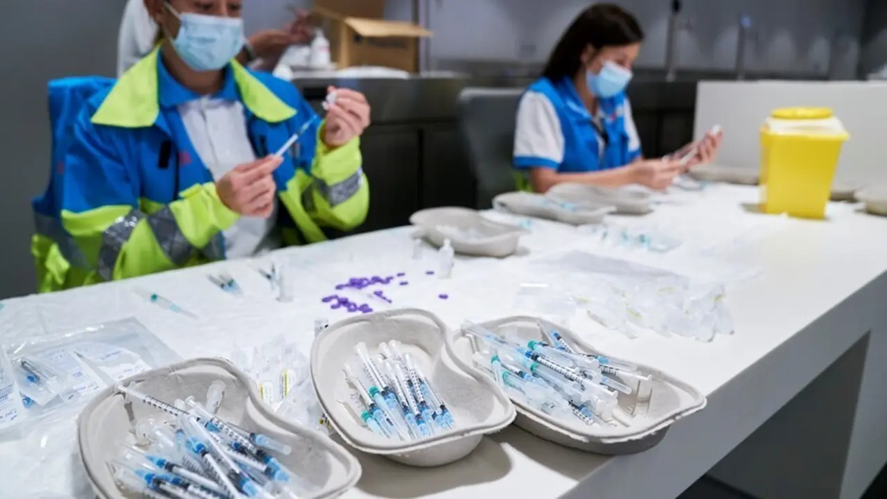 Archivo - Varios sanitarios preparan las vacunas de la dosis de Pfizer en el Wanda Metropolitano, a 19 de mayo de 2021, en Madrid (Espa&ntilde;a). La Comunidad de Madrid comenz&oacute; a vacunar el pasado lunes a las personas de entre 50 y 59 a&ntilde;os en los hospitales p&uacute;b