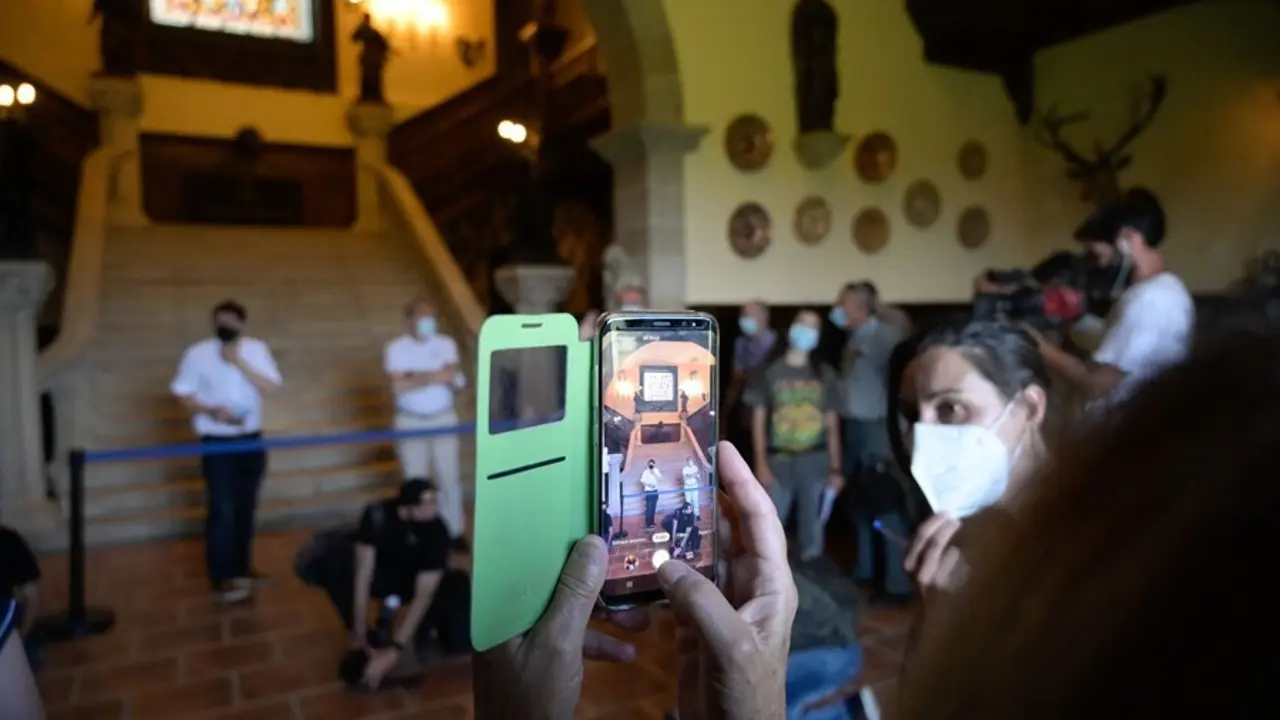 Varios representantes de colectivos de memoria hist&oacute;rica y v&iacute;ctimas del franquismo, durante su visita al interior del Pazo de Meir&aacute;s el d&iacute;a de su reapertura al p&uacute;blico, a 1 de julio de 2021, en Sada, A Coru&ntilde;a, Galicia (Espa&ntilde;a). El gobierno de Sada ha rese