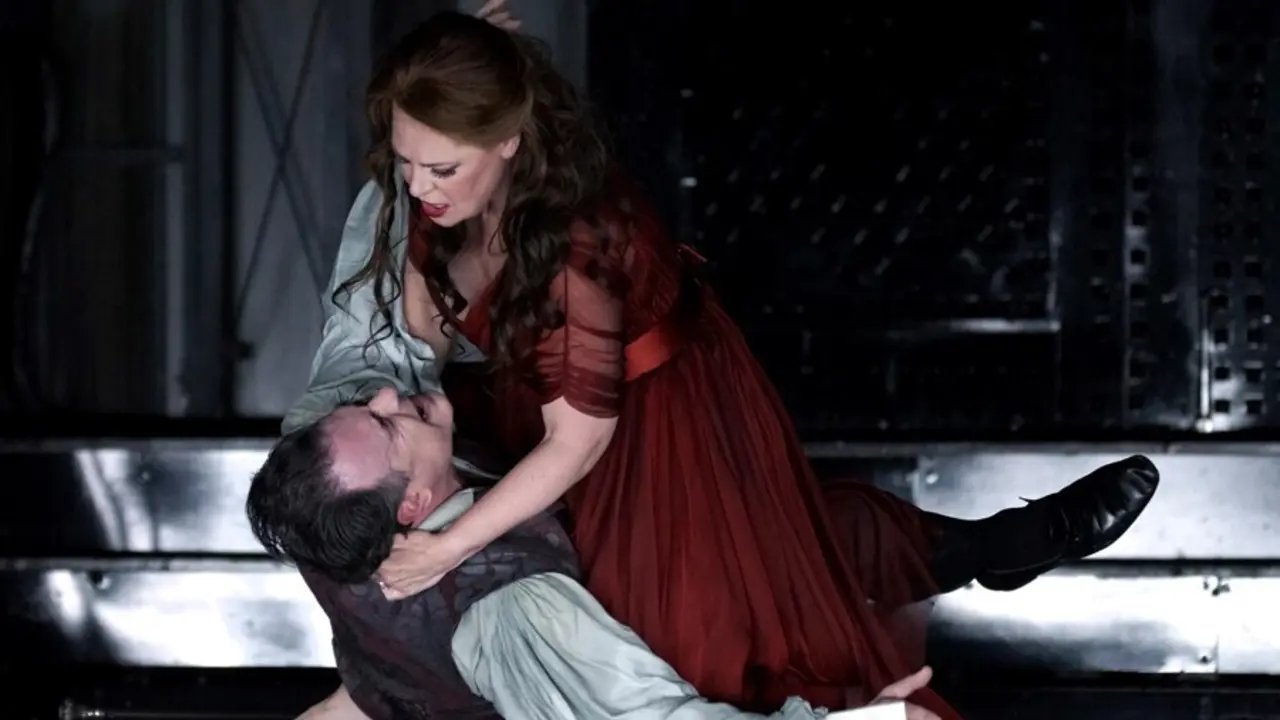 Archivo - Escena de 'Tosca' en el Teatro Real