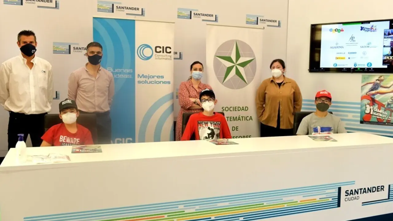 La concejala de Educaci&oacute;n, Noem&iacute; M&eacute;ndez, con tres alumnos santanderinos participantes en la Olimpiada Matem&aacute;tica Nacional