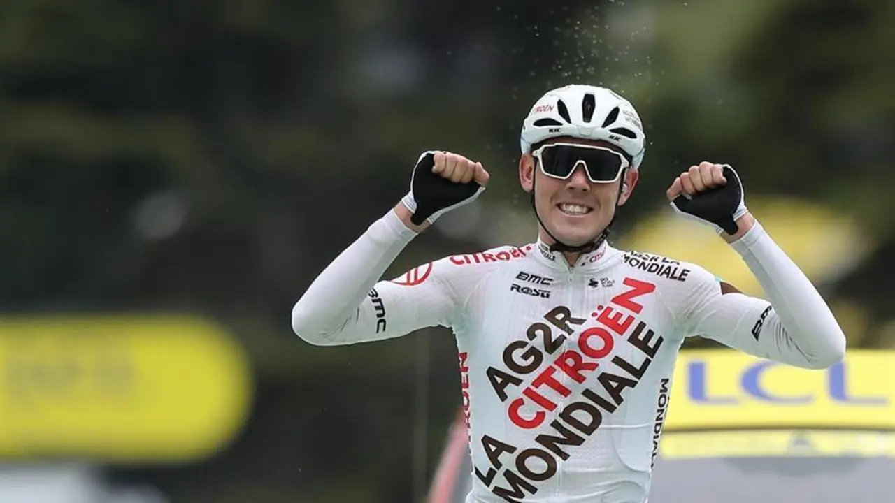 El ciclista australiano Ben O'Connor (AG2R Citroen) entra vencedor de la 9&ordf; etapa del Tour de Francia 2021 sobre 144.9 km desde Cluses a Tignes, Francia.- EFE/CHRISTOPHE PETIT-TESSON