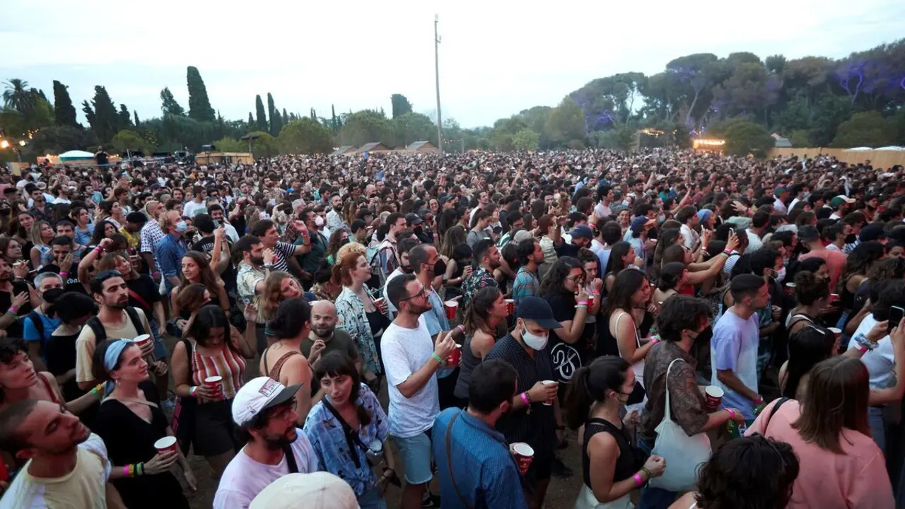Asistentes al festival Vida'21, este s&aacute;bado en Barcelona. / ALEJANDRO GARC&Iacute;A, EFE