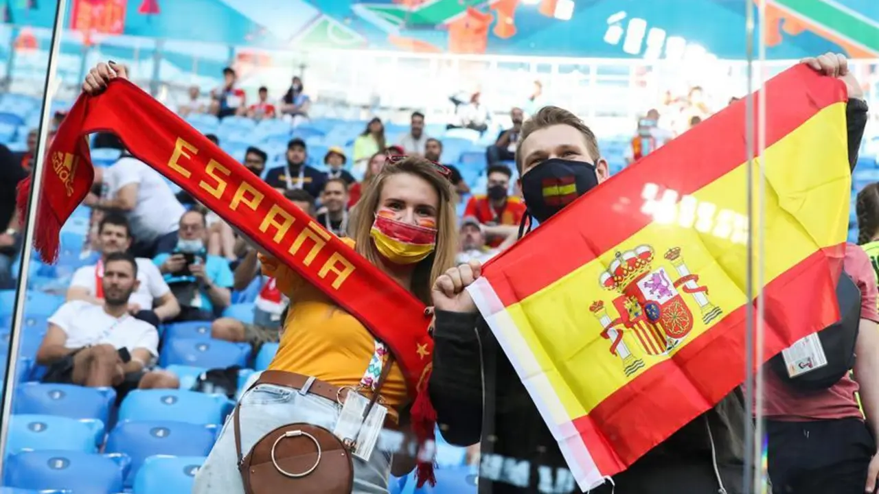 Aficionados espa&ntilde;oles animan antes del partido de cuartos de final de la Eurocopa 2020 entre Espa&ntilde;a y Suiza, este viernes en el estadio Krestovski, en San Petersburgo, Rusia. EFE