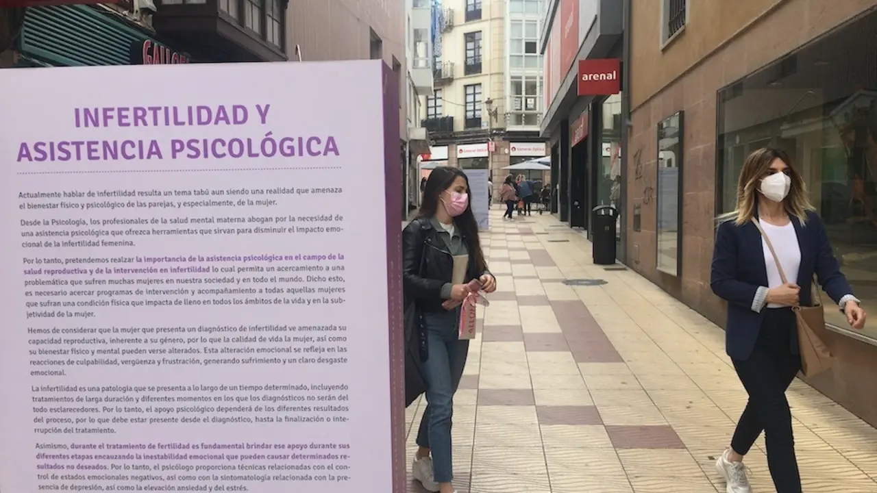Un cartel informativo en la calle centrica de Torrelavega. / ALERTA
