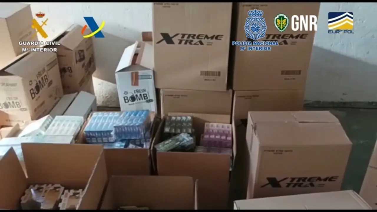 Parte del material incautado en la operaci&oacute;n contra la fabricaci&oacute;n fraudulenta de tabaco en Espa&ntilde;a y Portugal.