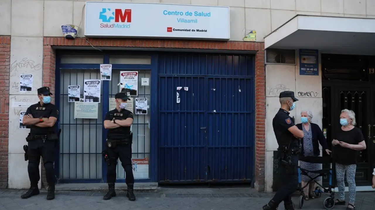 Presencia policial en la concentraci&oacute;n a las puertas del centro de salud Villaamil en el distrito de Tetu&aacute;n tras el anuncio de su cierre, a 29 de junio de 2021, en Madrid, (Espa&ntilde;a).