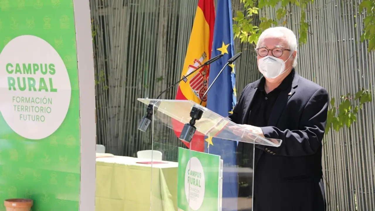 El ministro de Universidades, Manuel Castells, interviene en la presentaci&oacute;n de la iniciativa Campus Rural.