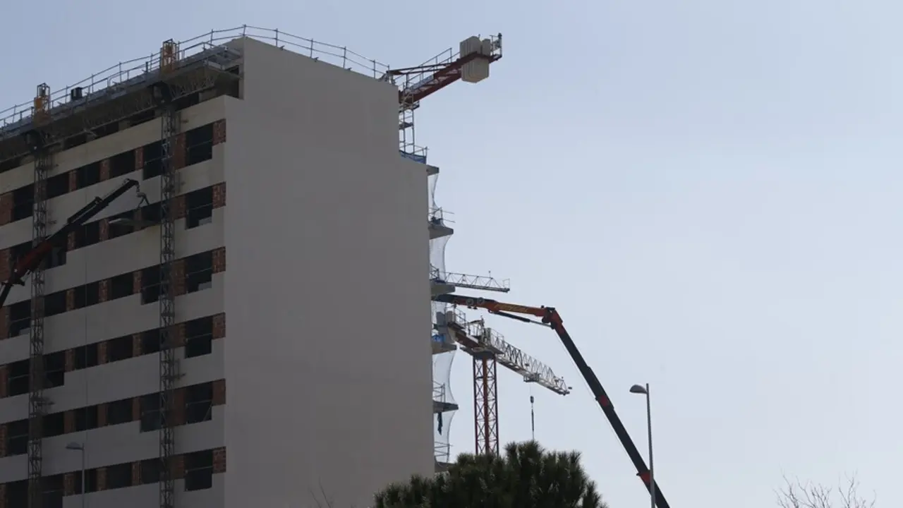 Archivo - Piso, pisos, vivienda, viviendas, casa, casas, alquiler, compra, hipoteca, hipotecas, euribor, construcci&oacute;n, gr&uacute;a, gr&uacute;as