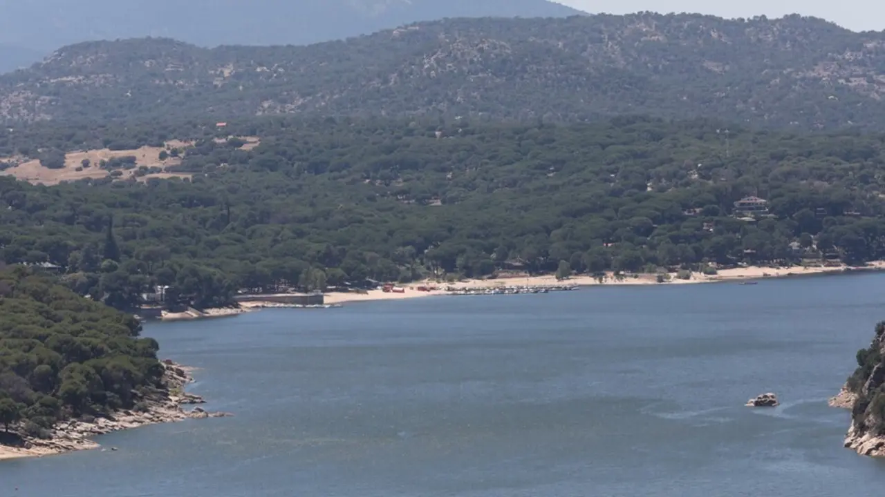 Vistas del pantano de San Juan, localizaci&oacute;n pr&oacute;xima donde ayer desapareci&oacute; una menor, a 30 de junio de 2021, en San Mart&iacute;n de Valdeiglesias, Madrid (Espa&ntilde;a).