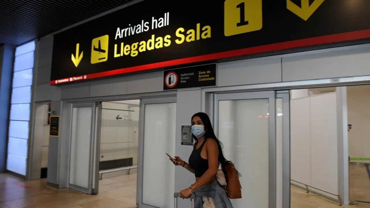 Imagen de recurso de una joven en la terminal T1 del Aeropuerto Adolfo Su&aacute;rez Madrid-Barajas.