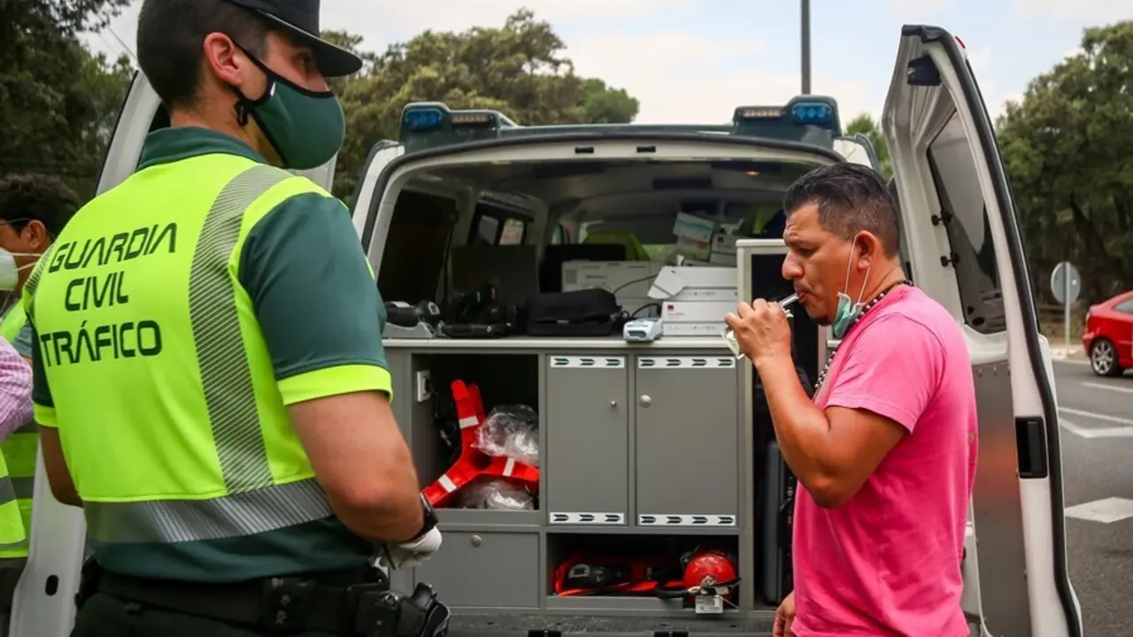 Una prueba de control de consumo de alcohol y drogas a los conductores durante la presentaci&oacute;n de la campa&ntilde;a de la DGT el pasado 16 de junio de 2021, en Pozuelo de Alarc&oacute;n (Madrid)