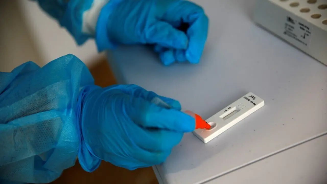 Archivo - Un sanitario prepara un test de ant&iacute;genos.