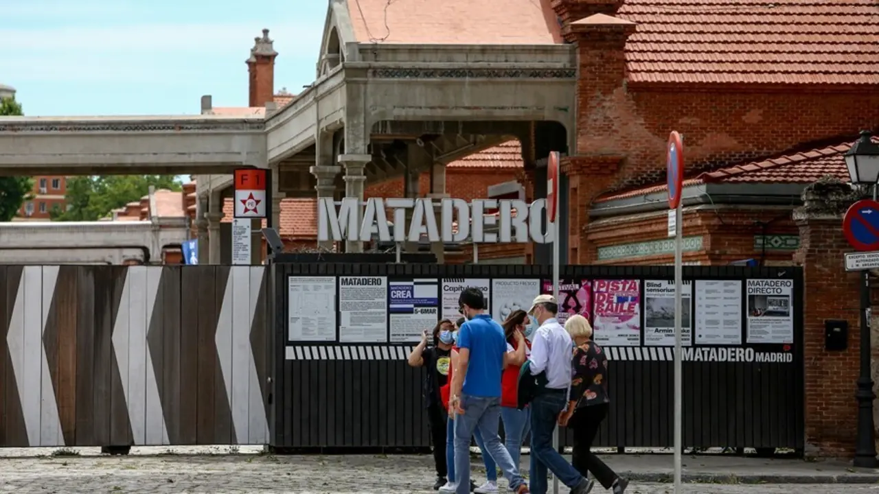 Archivo - Varias personas caminan por Matadero-Madrid.