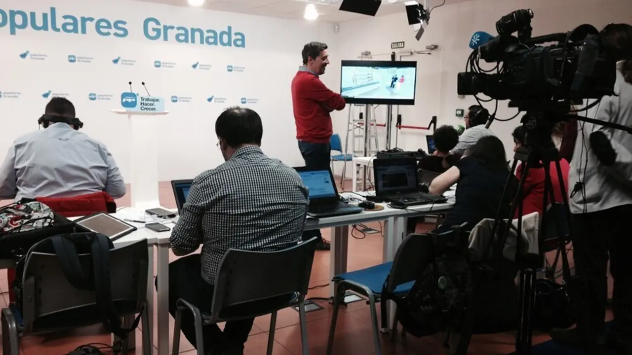 Archivo - Imagen de archivo de la sede del PP en Granada antes del inicio de una rueda de prensa.