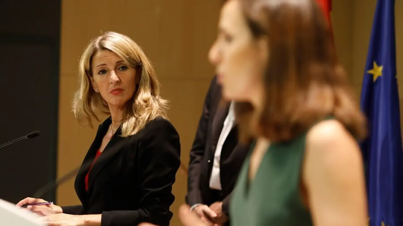 La vicepresidenta tercera del Gobierno, Yolanda D&iacute;az, y la ministra de Derechos Sociales y Agenda 2030, Ione Belarra.