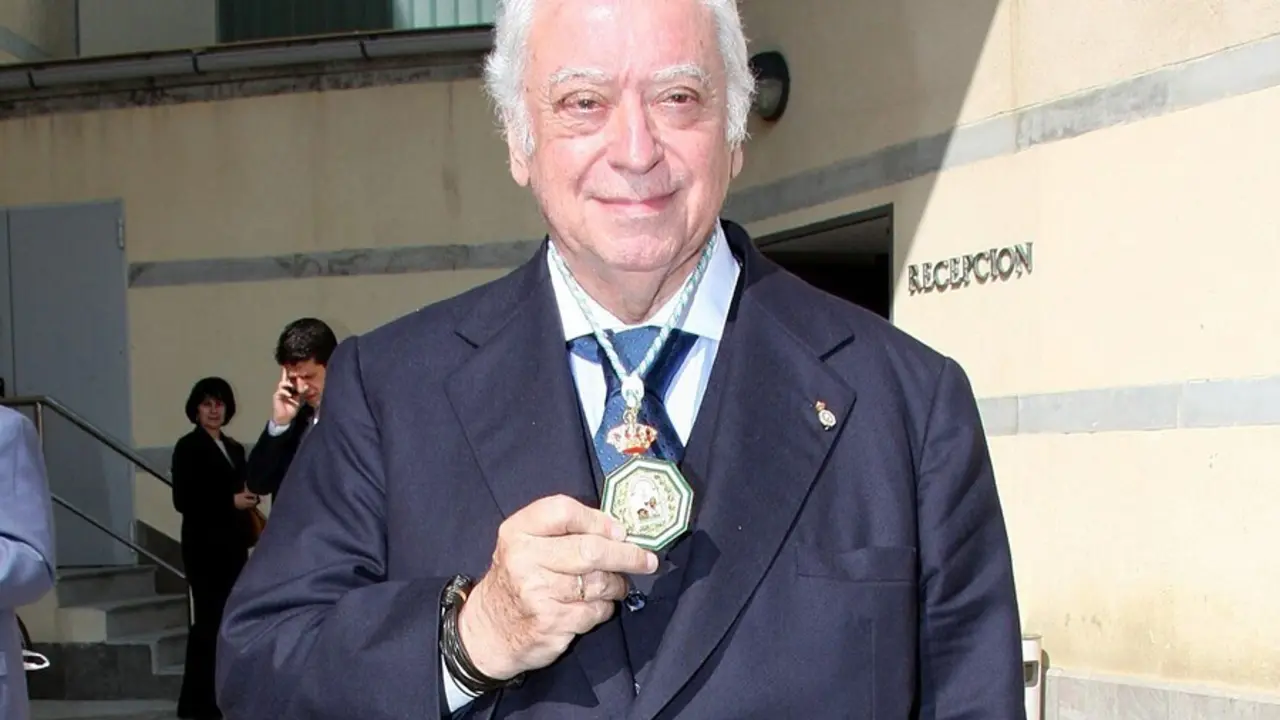 Archivo - Tico Medina, cuando recibi&oacute; la Medalla de Andaluc&iacute;a en 2008