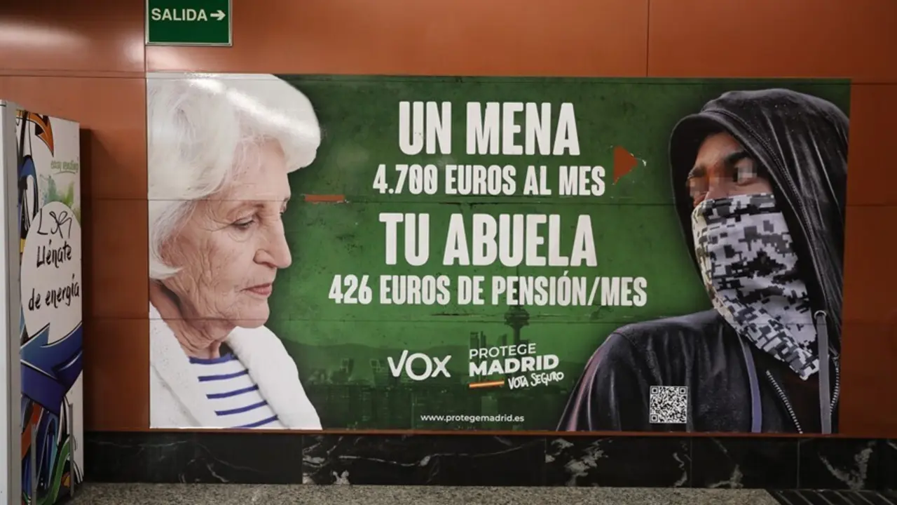 Archivo - Cartel electoral de Vox en la estaci&oacute;n de cercan&iacute;as de Sol.