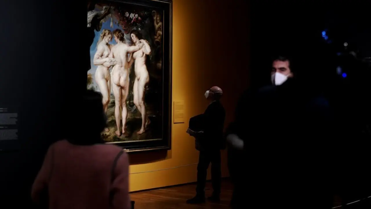 Archivo - Varias personas observan las obras de una de las salas durante la presentaci&oacute;n de la primera exposici&oacute;n temporal de 2021 en el Museo Nacional del Prado 'Pasiones Mitol&oacute;gicas. Tiziano, Veronese, Allori, Rubens, Ribera, Poussin, Van Dyck, Vel&aacute;zque