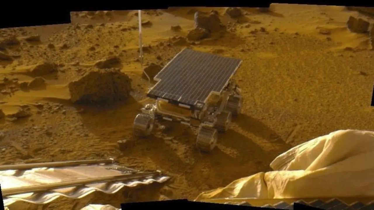 Imagen mosaico del rover Sojourner tomada desde el aterrizador de la misi&oacute;n Mars Pathfinder