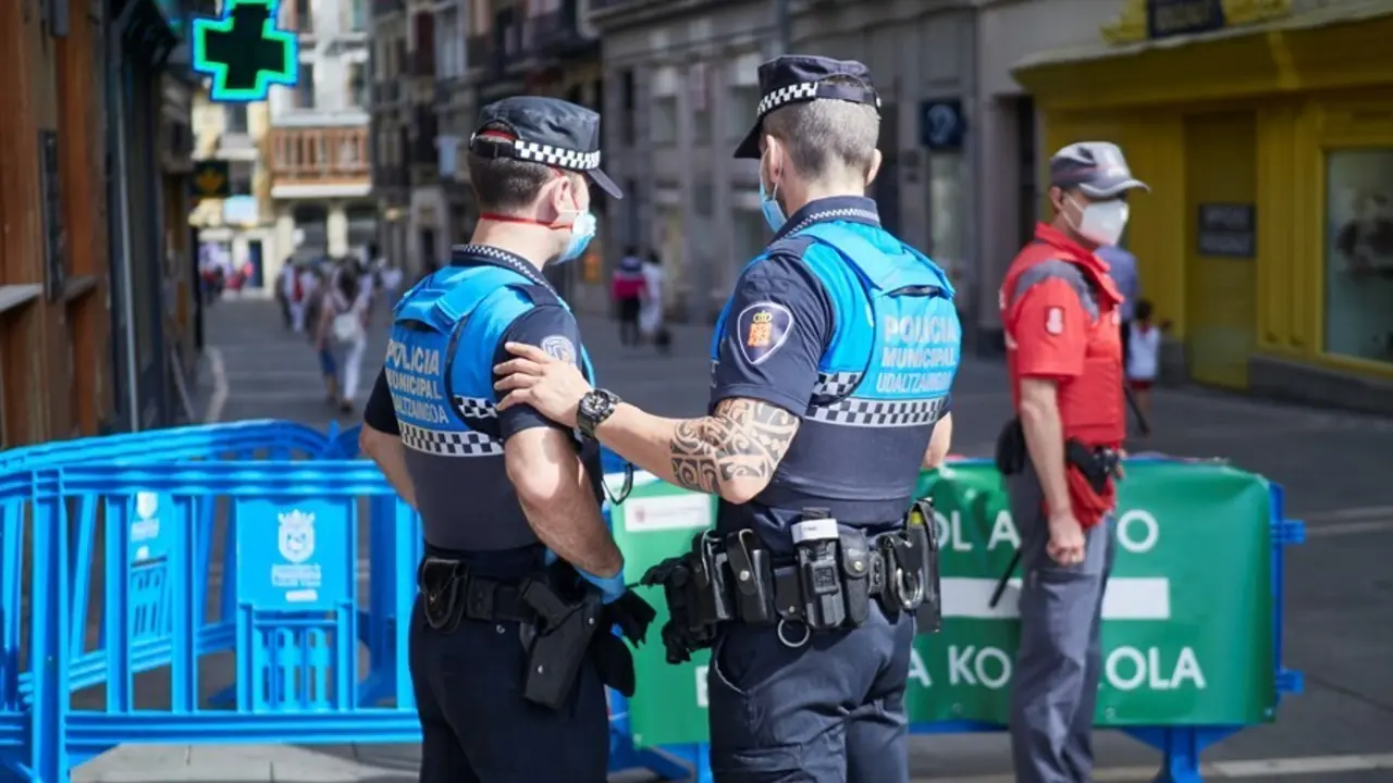 Archivo - Agentes de la Polic&iacute;a Municipal controlan la afluencia de gente el a&ntilde;o pasado en el momento en el que de celebrarse los Sanfermines 2020 hubiera tenido lugar elchupinazo, en Pamplona, Navarra (Espa&ntilde;a).