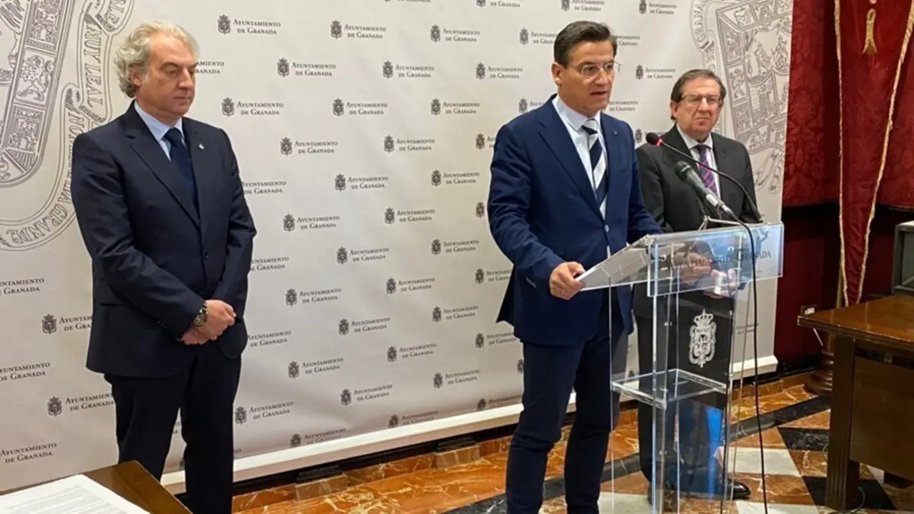 Archivo - El alcalde de Granada, Luis Salvador, junto a los concejales del Ayuntamiento Jos&eacute; Antonio Huertas y Luis Gonz&aacute;lez.