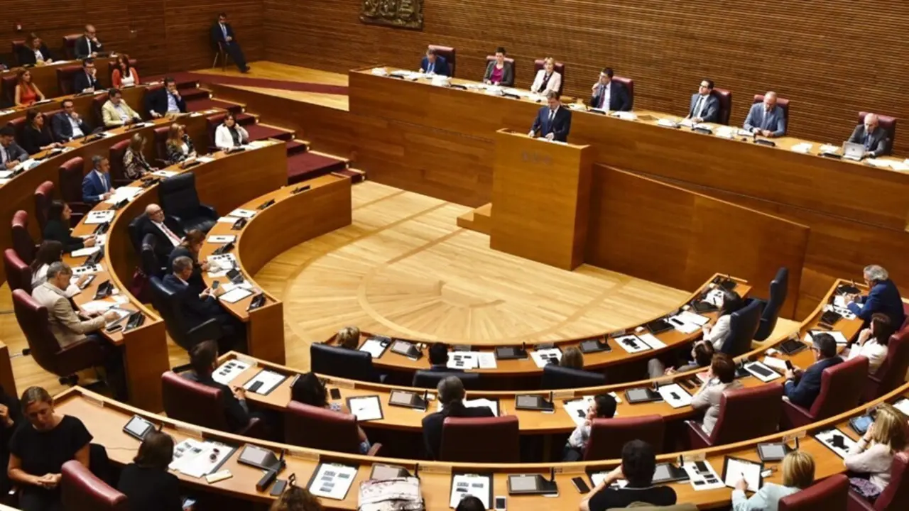 Archivo - Vista general del hemiciclo de Les Corts valencianas durante el debate de investidura del president de la Generalitat