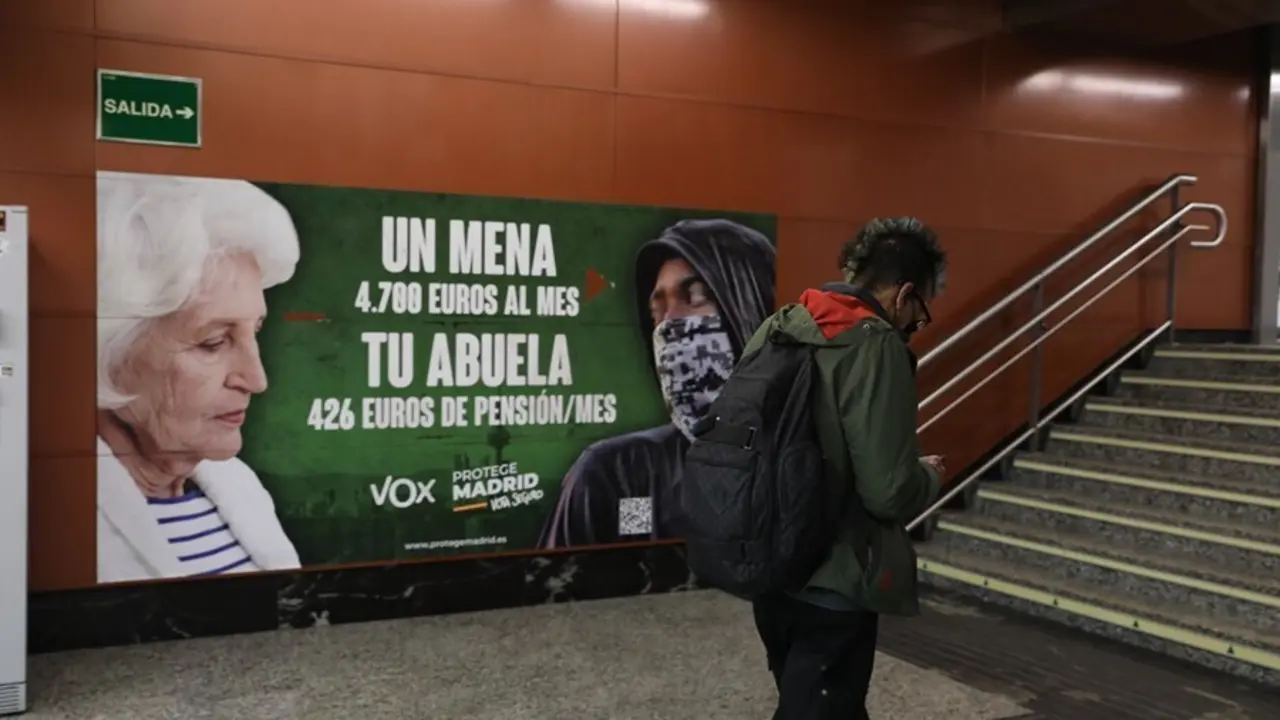 Archivo - Cartel electoral de Vox en la estaci&oacute;n de cercan&iacute;as de Sol, a 21 de abril de 2021, en Madrid (Espa&ntilde;a).