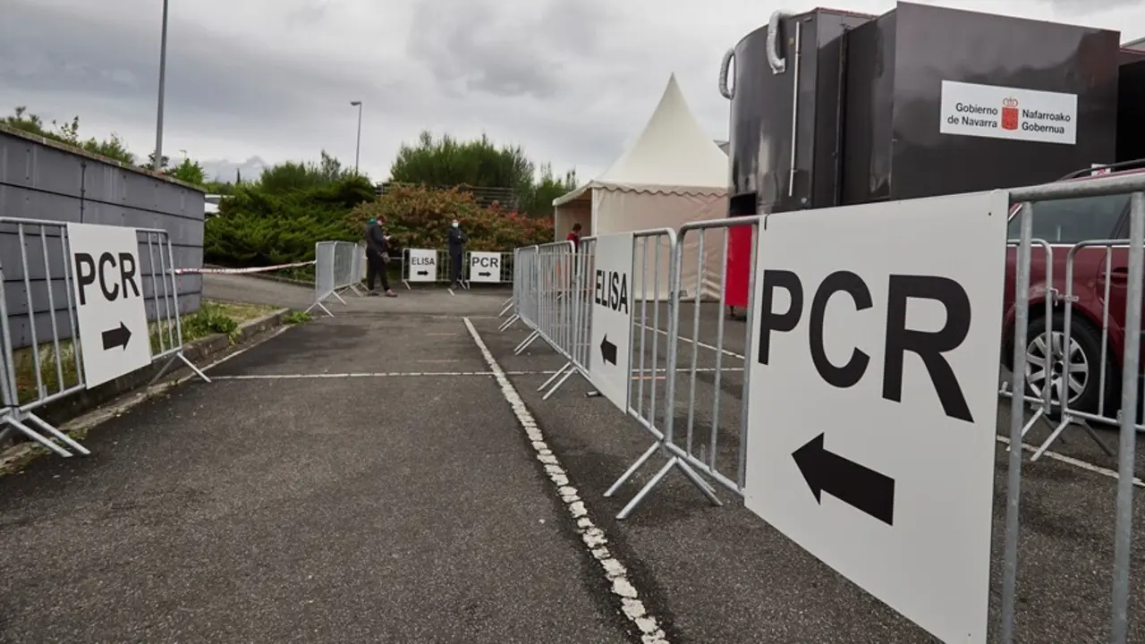 Archivo - Varios carteles indican la direcci&oacute;n para someterse a un test PCR en Navarra.