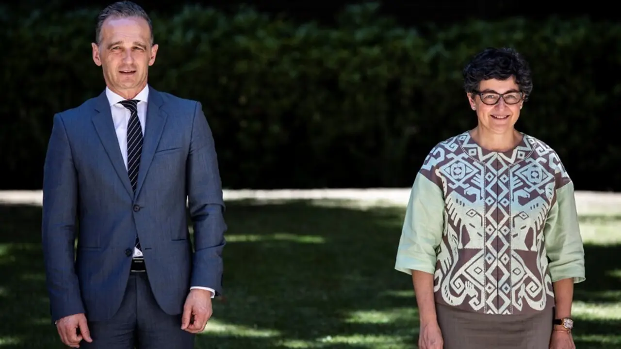 La ministra de Asuntos Exteriores, UE y Cooperaci&oacute;n, Arancha Gonz&aacute;lez Laya, posa junto a su hom&oacute;logo de Alemania, Heiko Maas
