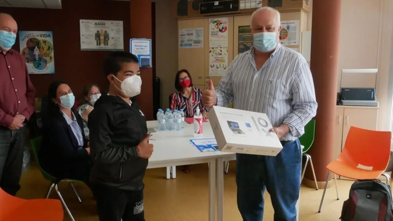 Fundaci&oacute;n Amigos de Galicia entrega material inform&aacute;tico a un menor de 12 a&ntilde;os de Ferrol recientemente trasplantado de ri&ntilde;&oacute;n.