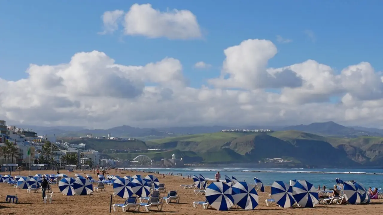 Archivo - Ambiente en la Playa de las Canteras en Las Palmas de Gran Canaria, Canarias (Espa&ntilde;a)