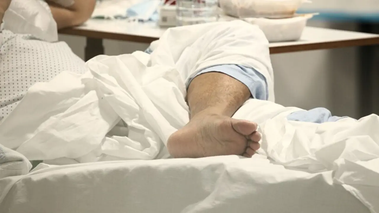 Archivo - Pie de un enfermo en el Hospital de Emergencias Isabel Zendal, Madrid (Espa&ntilde;a)