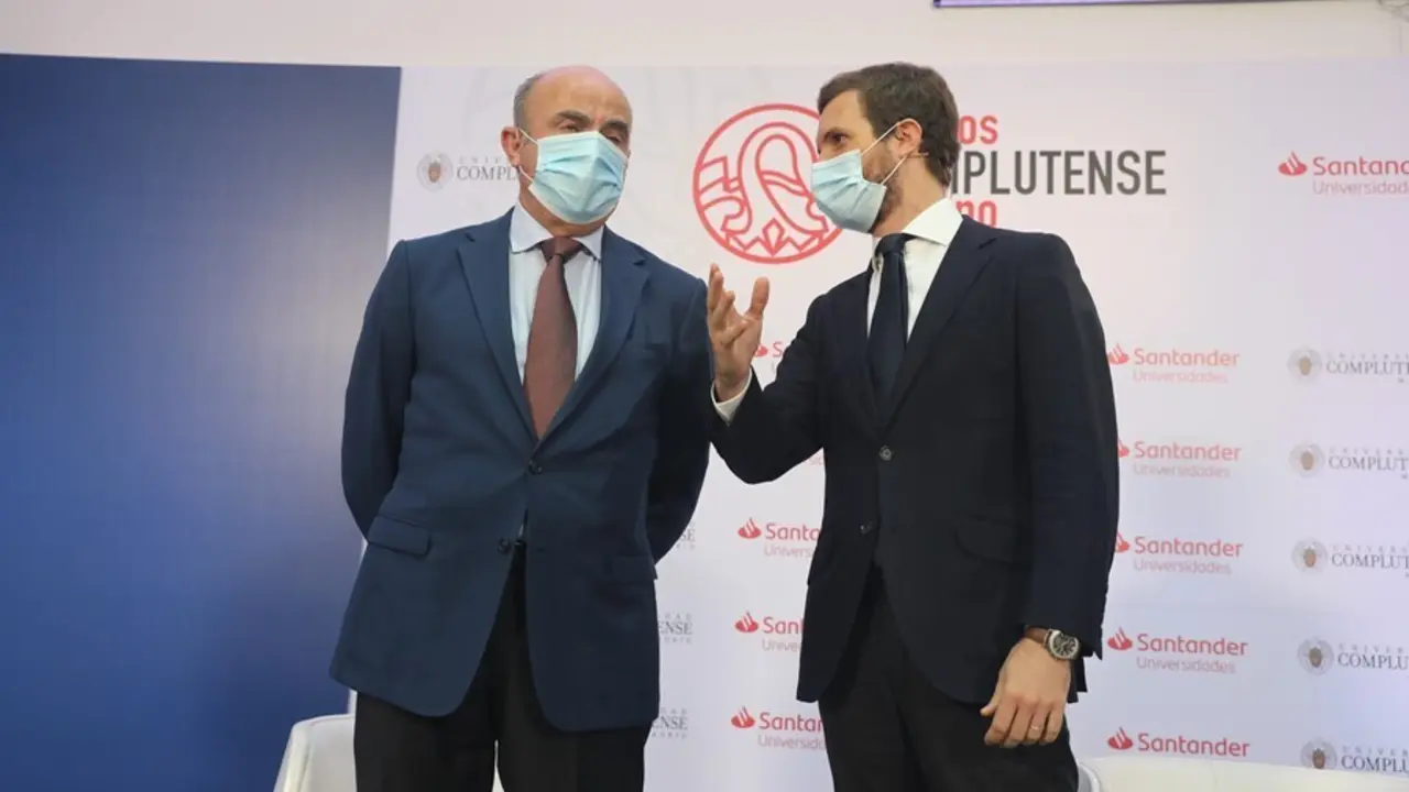 Archivo - El vicepresidente del Banco Central Europeo y exministro de Econom&iacute;a, Luis de Guindos, y el presidente del PP, Pablo Casado, antes de participar en los cursos de Verano en San Lorenzo de El Escorial, Madrid (Espa&ntilde;a), a 20 de julio de 2020.