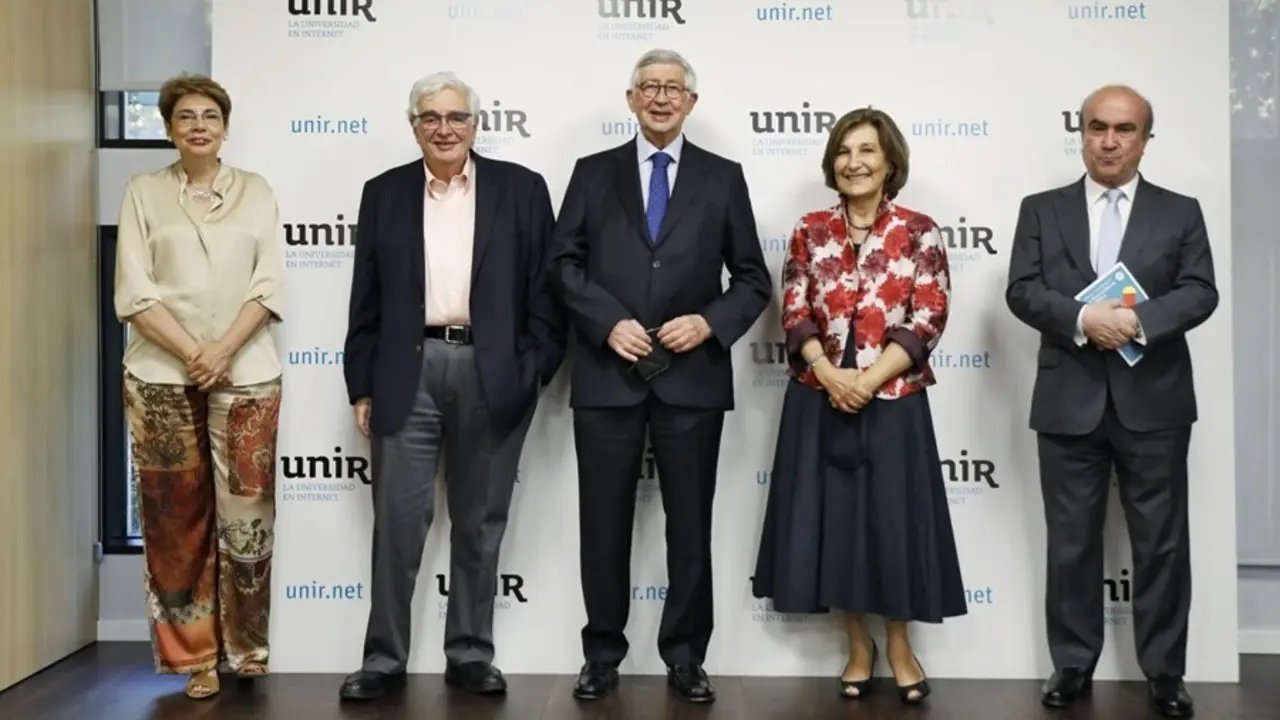 Foto presentaci&oacute;n &lsquo;La Educaci&oacute;n en Colombia&rsquo; en UNIR: Elena Mart&iacute;nez Carro, decana de la Facultad de Educaci&oacute;n de UNIR; Mois&eacute;s Wasserman; Rafael Puyol, presidente de UNIR; Cecilia Mar&iacute;a V&eacute;lez; y Manuel Jabonero, secretario general de la OEI