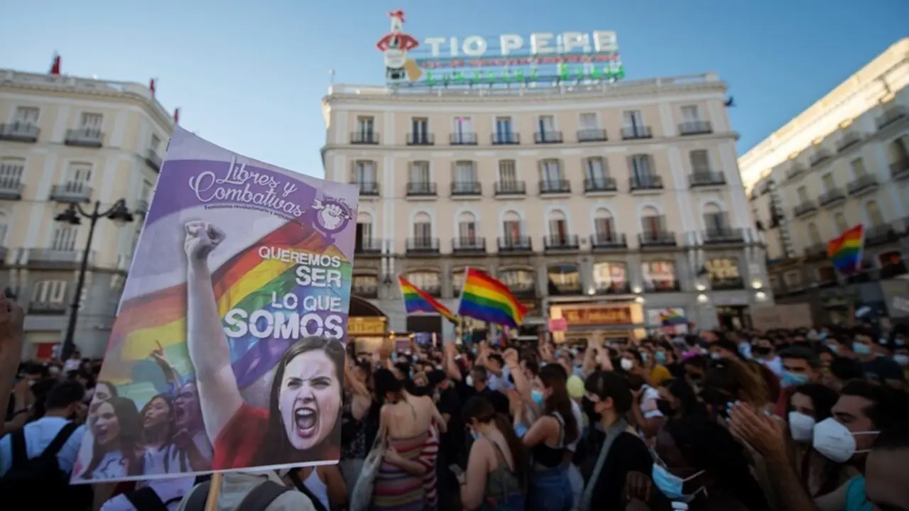 Cientos de perosnas durante una manifestaci&oacute;n para condenar el asesinato de un joven de 24 a&ntilde;os el pasado s&aacute;bado en A Coru&ntilde;a debido a una paliza, a 5 de julio de 2021, en Madrid, (Espa&ntilde;a). 