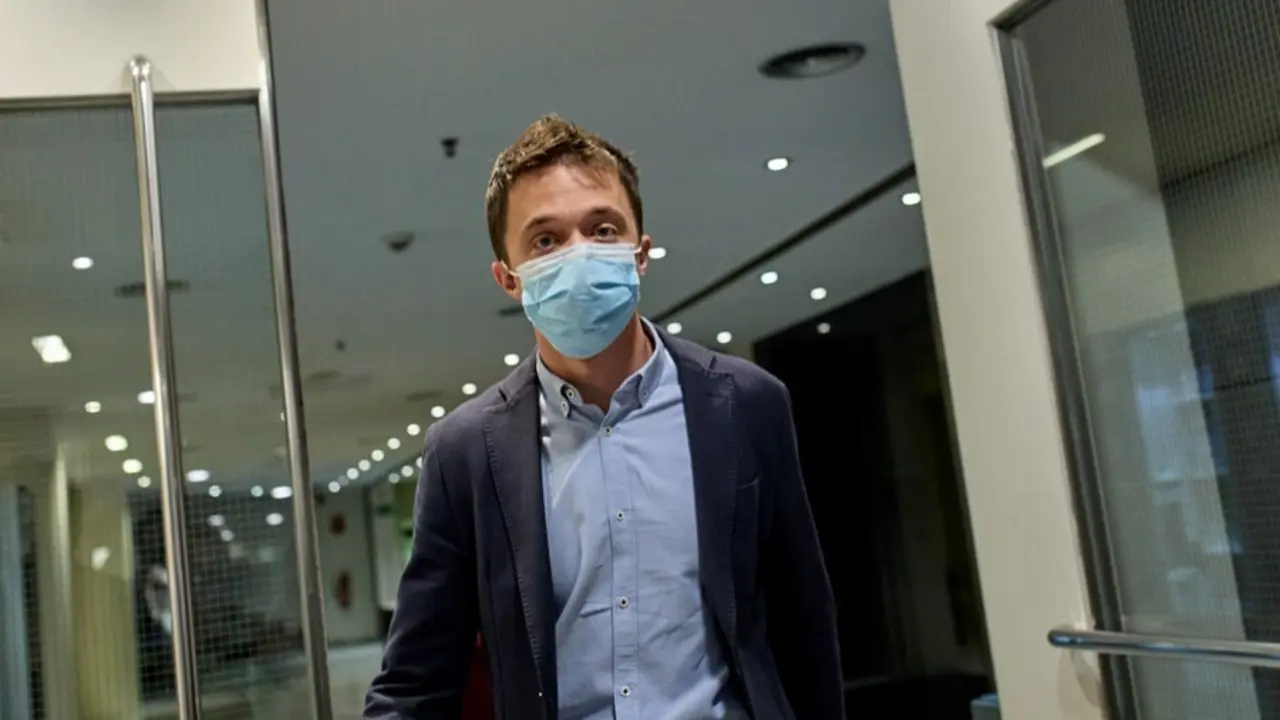 El l&iacute;der de M&aacute;s Pa&iacute;s, &Iacute;&ntilde;igo Errej&oacute;n, a su llegada a una rueda de prensa 