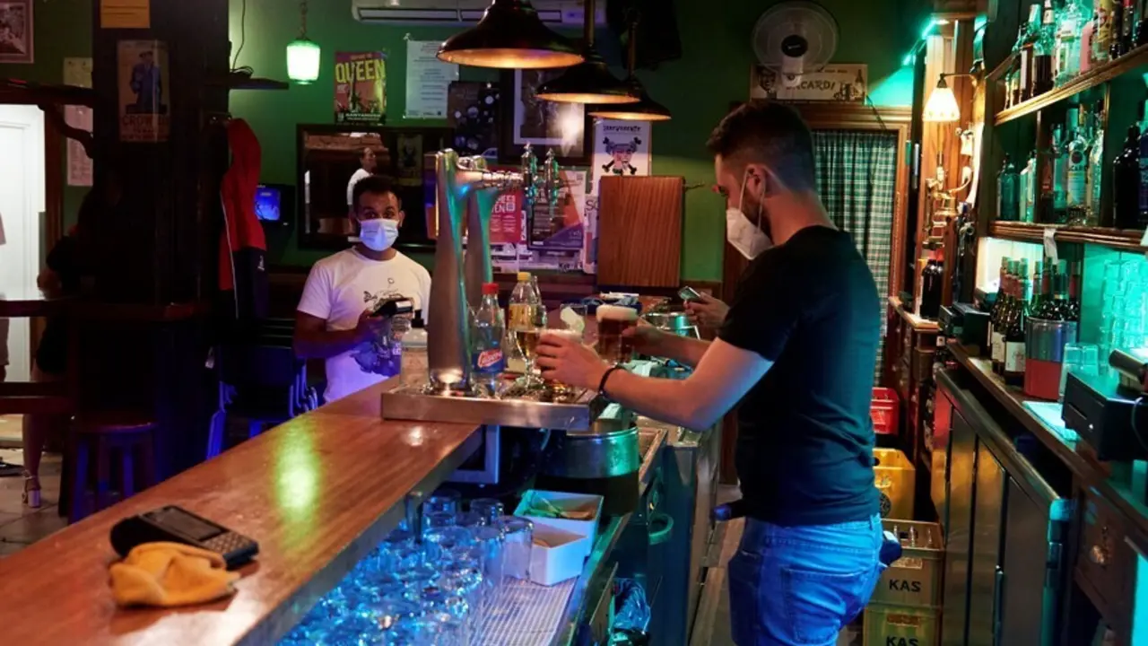 Un camarero en un local de ocio nocturno, antes de su cierre a medianoche, a 3 de julio de 2021, en Santander, Cantabria (Espa&ntilde;a). La regi&oacute;n de Cantabria acord&oacute; cerrar a partir de este viernes y durante 14 d&iacute;as los locales de ocio nocturno a las 00:00 hor