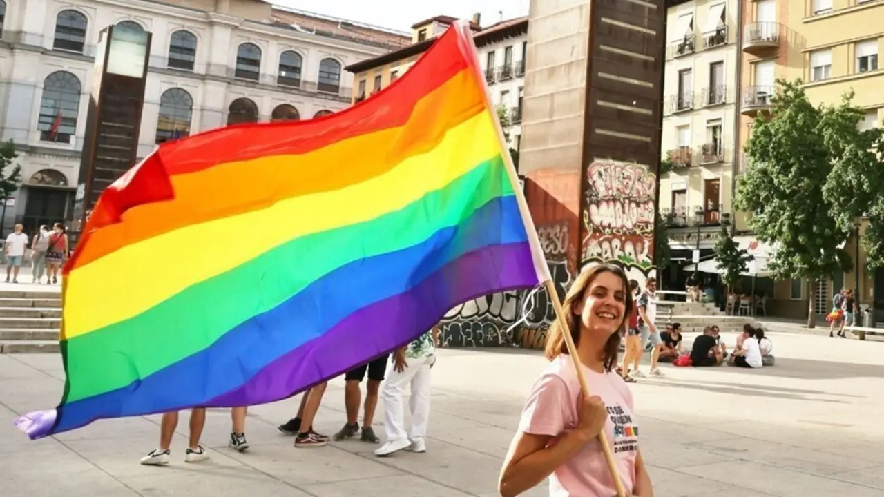 La portavoz de M&aacute;s Madrid en el Ayuntamiento, Rita Maestre, con una bandera arco&iacute;ris