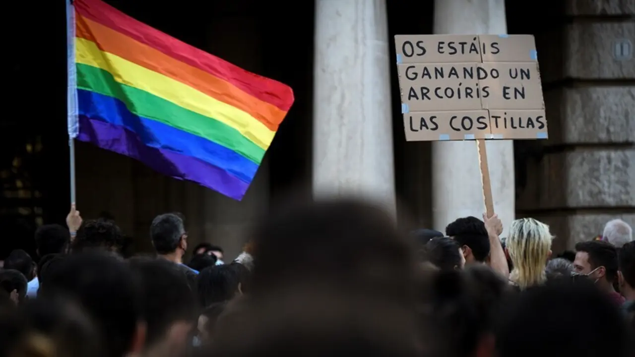 Un joven sostiene una pancarta durante una manifestaci&oacute;n para condenar el asesinato de un joven de 24 a&ntilde;os el pasado s&aacute;bado en A Coru&ntilde;a debido a una paliza, a 5 de julio de 2021, en Valencia, (Espa&ntilde;a). 