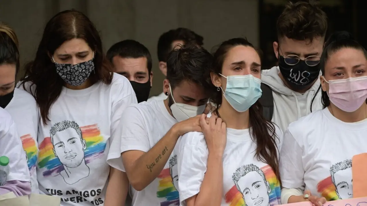 Los amigos de Samuel durante una manifestaci&oacute;n para condenar el asesinato del joven de 24 a&ntilde;os el pasado s&aacute;bado en A Coru&ntilde;a debido a una paliza, a 5 de julio de 2021, en A Coru&ntilde;a
