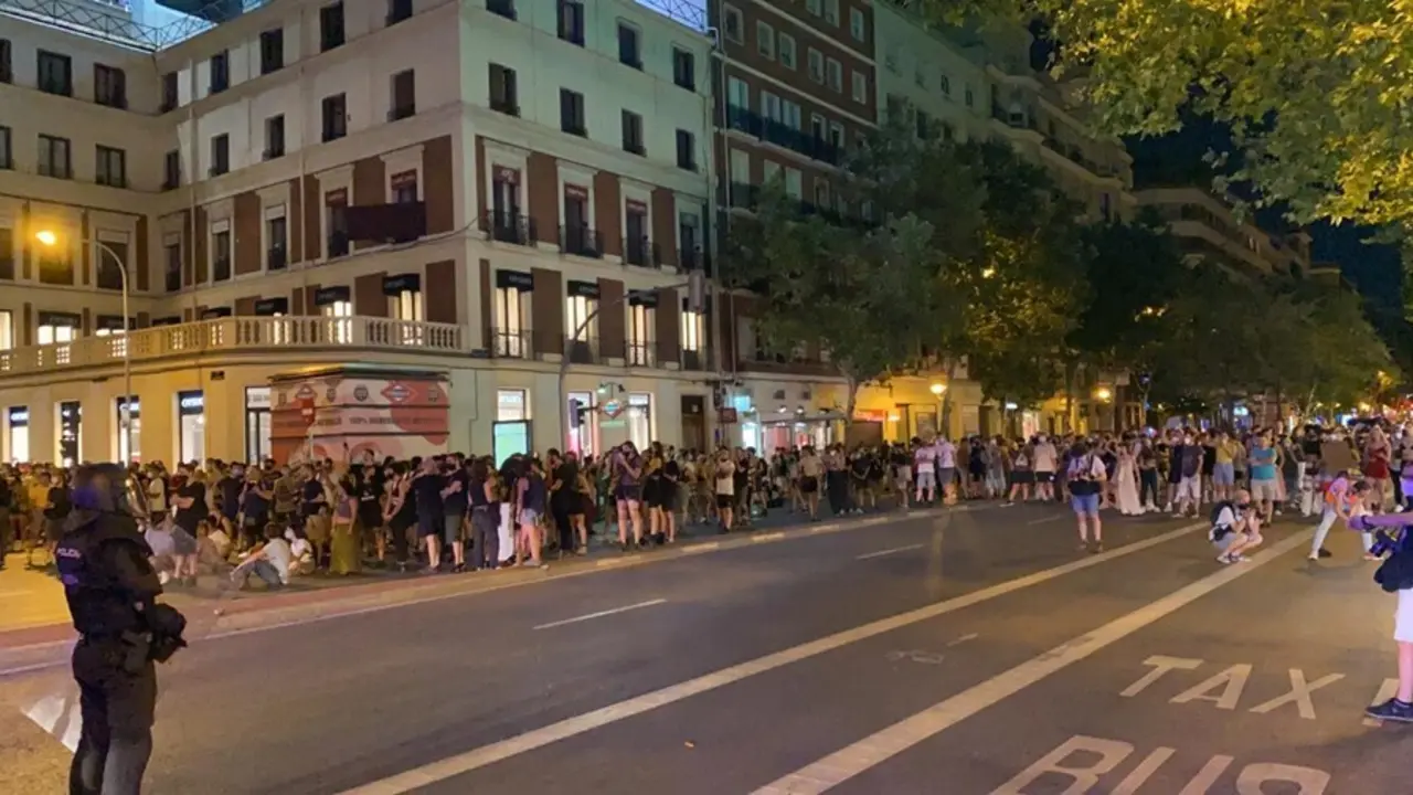 Manifestantes y Polic&iacute;a en Arg&uuml;elles tras la concentraci&oacute;n por el asesinato de Samuel.